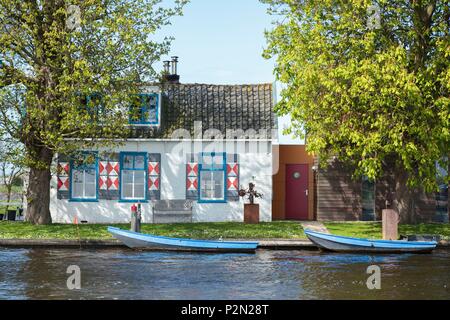 Niederlande, Südholland Provinz, Lisse, Haus am Rande der Lisse Canal in der Nähe der Gartenanlage Keukenhof Park in der Nähe von Lisse Stockfoto