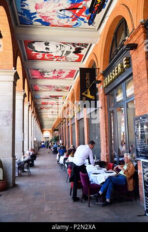 Frankreich, Haute Garonne, Toulouse, Place du Capitole, Cafés unter den Arkaden Stockfoto