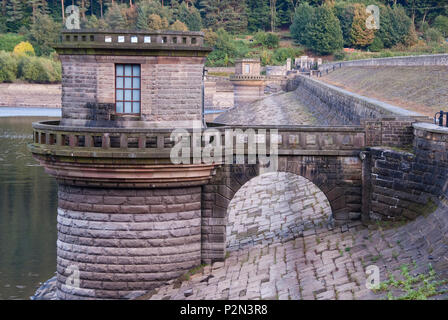 DERBYSHIRE UK - 06 Okt: Ladybower Reservoir dam Kopf Wand weg und ziehen Sie Turm durch einen niedrigen Wasserstand ausgesetzt Am 06 Okt 2013 im Peak District, ENGLAND Stockfoto