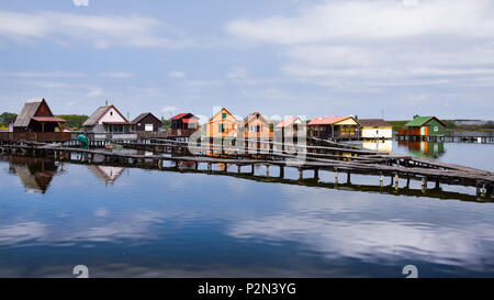 Fischerhütten auf dem See, Bokod, Ungarn widerspiegelt Stockfoto