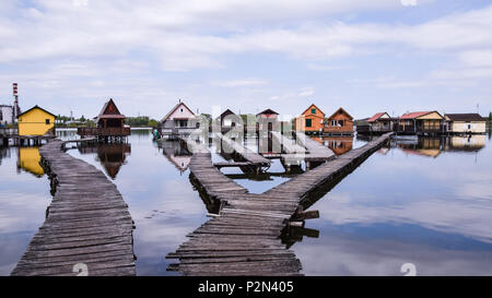 Fischerhütten auf dem See, Bokod, Ungarn widerspiegelt Stockfoto