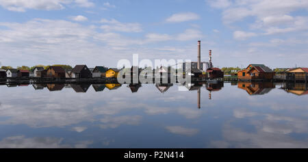 Fischerhütten auf dem See, Bokod, Ungarn widerspiegelt Stockfoto