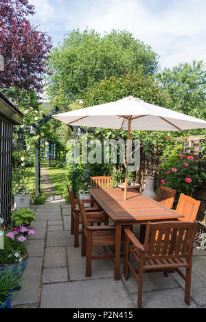 Garten und Terrasse eines kleinen Englischen Suburban House. Stockfoto