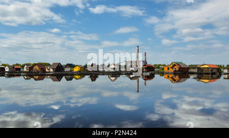 Fischerhütten auf dem See, Bokod, Ungarn widerspiegelt Stockfoto