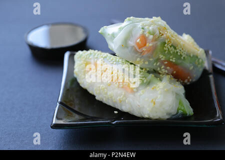 Asiatische Küche Frühlingsrollen mit Gemüse und Fisch. Stockfoto