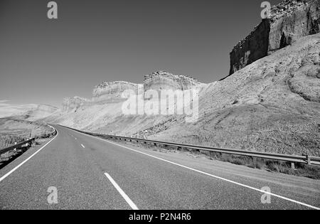 Schwarz-weiß Bild von einer malerischen Straße, Utah, USA. Stockfoto