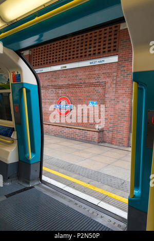 West Ham U-Bahnhof mit der U-Bahn. TFL und Transport for London Blick auf die Plattform von den Türen. Stockfoto