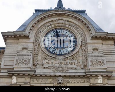 Uhr in der Nordfassade des Musée d'Orsay, Paris, Frankreich. Stockfoto