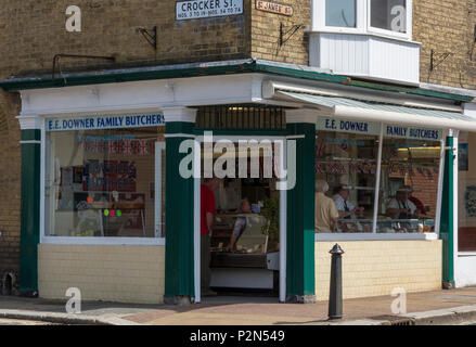 E.E. Downer traditionelle Familie Metzger shop in lugley Street, Newport auf der Isle of Wight. Frisches Fleisch und an einem traditionellen Metzger shop produzieren. Stockfoto