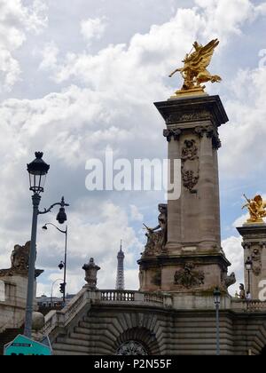 Eiffel Tower im Hintergrund hinter einer Säule der Pont Alexandre III, Brücke, Paris, Frankreich gesehen. Stockfoto