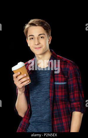 Jugendlich Junge bei einer Tasse Kaffee, die Sie mitnehmen auf Schwarz isoliert Stockfoto