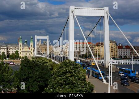 Budapest, Ungarn, klassifiziert als Weltkulturerbe, die Elisabethbrücke (Erzsébet híd) und Belvarosi Kirche Stockfoto