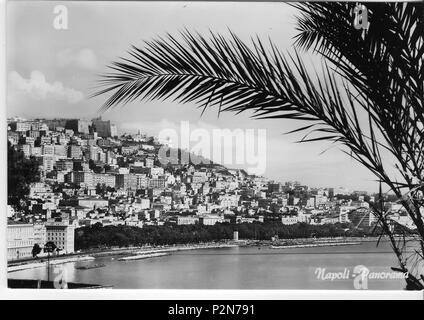 . Englisch: Neapel, Italien 1960 - Panorama di Napoli - Blick auf den Vomero und Chiaia von Posillipo. 28. März 2012. Anonym 68 Panorama di Napoli, 1960er Jahre Stockfoto