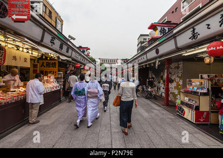 Junge japanische Frauen tragen Kimonos wandern in der nakamise Straße vor dem Tempel Senso-ji in Asakusa, Taito-ku, Tokyo, Japan Stockfoto