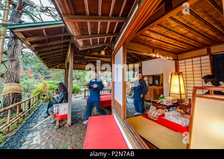 Teehaus Fukiyage Chaya in Rikugien Garten im Herbst, Taito-ku, Tokyo, Japan Stockfoto