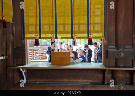 Japanische Familie Zeichnung wahrsagen Papier am Meiji Schrein, Shibuya, Tokio, Japan Stockfoto