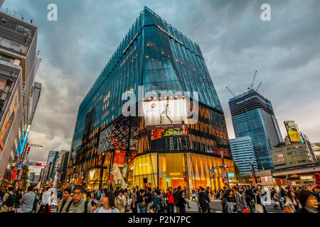 Kreuzung mit Fußgängern im Tokyu Plaza Ginza an einem bewölkten Tag, Ginza, Chuo-ku, Tokyo, Japan Stockfoto