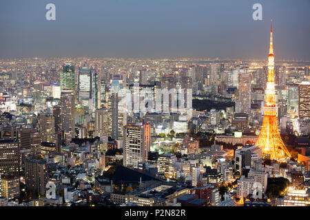 Tokyo Tower und Shimbashi von oben an der blauen Stunde gesehen, Minato-ku, Tokio, Japan Stockfoto