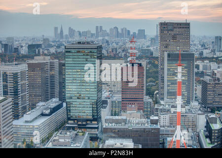 Blick auf die Stadt in Richtung Shinjuku von Mandarin Oriental, Nihonbashi, Chuo-ku, Tokyo, Japan Stockfoto