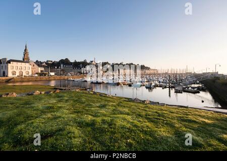 Frankreich, Cotes d'Armor, Binic, Etables-sur-Mer Binic Hafen Stockfoto