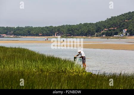 Frankreich, Landes, Capbreton, hand Fischer am See von Hossegor Stockfoto