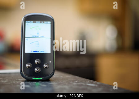 Domestic Energy Smart Meter auf einer Küchenarbeitsplatte angezeigte Energieverbrauch in Echtzeit Stockfoto