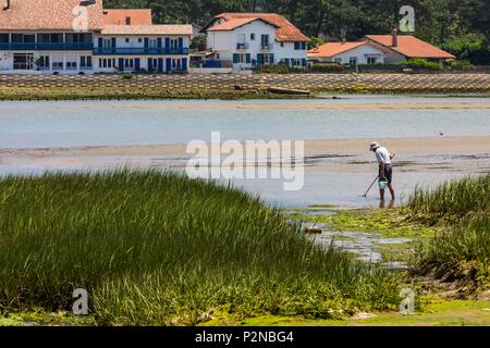 Frankreich, Landes, Capbreton, hand Fischer am See von Hossegor Stockfoto