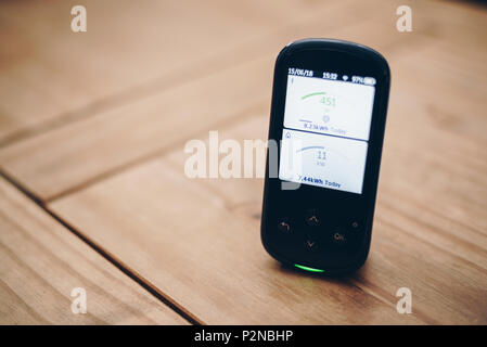 Domestic Energy Smart Meter auf ein Wohnzimmer Couchtisch, Anzeige von Energieverbrauch in Echtzeit Stockfoto