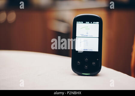 Domestic Energy Smart Meter auf einer Küchenarbeitsplatte angezeigte Energieverbrauch in Echtzeit Stockfoto