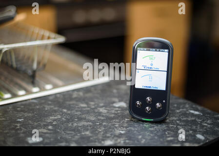 Domestic Energy Smart Meter auf einer Küchenarbeitsplatte angezeigte Energieverbrauch in Echtzeit Stockfoto