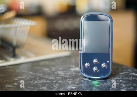 Domestic Energy Smart Meter auf einer Küchenarbeitsplatte mit einem leeren Bildschirm für Kopie Raum Stockfoto