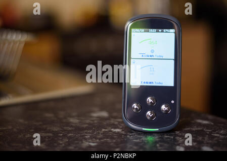 Domestic Energy Smart Meter auf einer Küchenarbeitsplatte angezeigte Energieverbrauch in Echtzeit Stockfoto