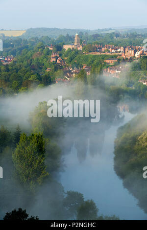 Frühen Morgennebel über dem Fluss Severn und Bridgnorth, Shropshire. Stockfoto