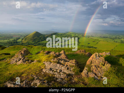 Ein Regenbogen in der Nähe der Lawley, von Caer Caradoc, Church Stretton, Shropshire gesehen. Stockfoto