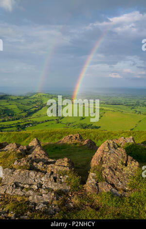 Regenbogen über South Shropshire, von Caer Caradoc, Church Stretton, Shropshire gesehen. Stockfoto