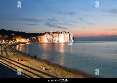 Frankreich, Seine Maritime, Pays de Caux, Cote d'Albatre (Alabaster Küste), Etretat, der Strand, die Felsen Aval, der Bogen und die Aiguille (Nadel) d'Aval Stockfoto