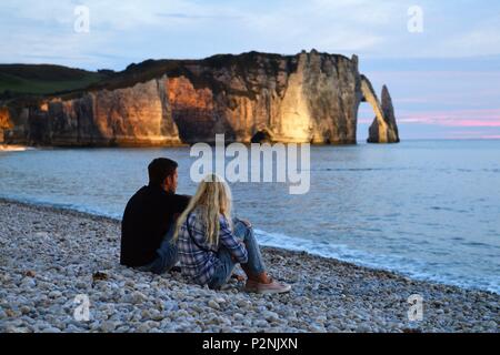 Frankreich, Seine Maritime, Pays de Caux, Cote d'Albatre (Alabaster Küste), Etretat, der Strand, die Felsen Aval, der Bogen und die Aiguille (Nadel) d'Aval