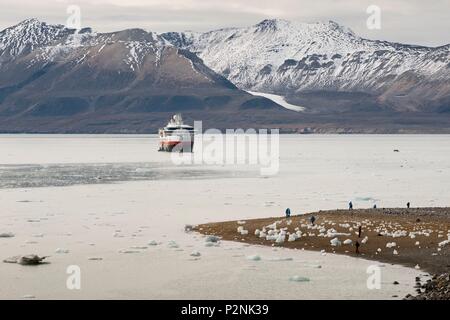 Norwegen, Svalbard, Spitzbergen, MV Hurtigruten der Fram Am 14. Juli Gletscher verankert Stockfoto