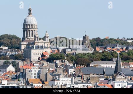 Frankreich, Pas de Calais, Boulogne-sur-Mer, die Stadt und die Unserer Lieben Frau von der Unbefleckten Empfängnis Basilika erbaut zwischen 1827 und 1866 und den alten Dungeon im 12. Jahrhundert als Weltkulturerbe der Menschheit von der UNESCO errichtet. Stockfoto