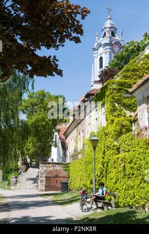 Österreich, Niederösterreich, Durnstein, Kirchturm der Kirche im barocken Stil Stockfoto