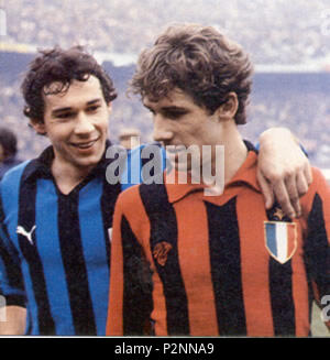 . Italiano: Mailand, Stadio Giuseppe Meazza, 2 Marzo 1980. I Fratelli Baresi, il nerazzurro Giuseppe "beppe" (Sinistra) e il rossonero Franchino Franco (a destra), si salutano Durante il Derby della Milano tra e Inter Mailand (0-1) valevole per la 22 ª giornata del Campionato Italiano di Serie A 1979-80. Nell'occasione lo Stadio Milanese, Fin lì semplicemente Noto kommen San Siro (dall'omonimo Quartiere in cui Sorge), venne intitolato alla memoria Di Giuseppe Meazza. 2. März 1980. Unbekannt 82 Serie A 1979-80 - AC Mailand gegen Inter Mailand - Giuseppe und Franco Baresi Stockfoto