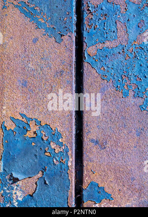 Zwei rostiges Metall pink Platten mit Grunge, blättert der blauen Farbe - abstrakte Textur Hintergrund Stockfoto