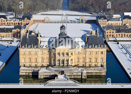 Frankreich, Seine-et-Marne, Maincy, das Schloss und die Gärten von Vaux-le-Vicomte bedeckt von Schnee (Luftbild) Stockfoto