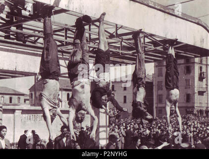 . Englisch: Die Leiche von Benito Mussolini neben seiner Maitresse Claretta Petacci und denen der anderen ausgeführt, Faschisten, ausgestellt in Mailand am 29. April 1945, an der Piazzale Loreto, dem gleichen Ort, der die Faschisten die Körper von 15 Mailänder Zivilisten ein Jahr zuvor, nachdem ihre Ausführung in der Vergeltung für den Widerstand Aktivität angezeigt hatten. Das Foto ist von Vincenzo Carrese. Die Einrichtungen haben von links nach rechts: Nicola Bombacci Benito Mussolini Claretta Petacci Alessandro Pavolini Achille Starace English: Sterben; Raven von Benito Mussolini, thunfischwadenfänger Gefährtin Claretta Petacci und Geschichte fasch Stockfoto