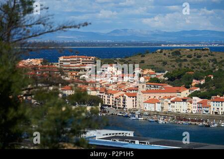 Frankreich, Pyrenees Orientales, Port Vendres, Fanal Kai und Notre Dame de Bonne Nouvelle Kirche Stockfoto