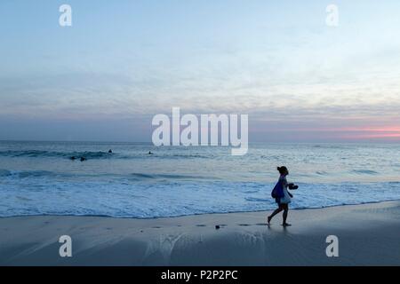 Südafrika, Western Cape, Sonnenuntergang Walker am Strand von Camps Bay Stockfoto