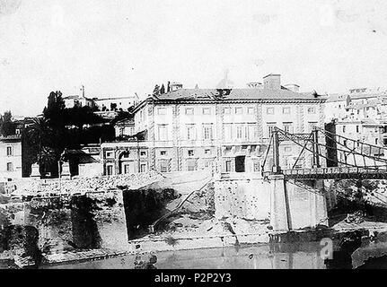 . Italiano: Roma, Palazzo Salviati alla Lungara. Sulla Destra, Il Ponte dei Fiiorentini (popolarmente detto Ponte del soldino). Costruito tra San Giovanni dei Fiorentini e Piazza della Rovere da una Società privata nel 1863 e demolito nel 1941 e sostituito Dal Ponte Pincipe Amedeo, pedaggio richiedeva un di 5 centesimi (1 soldo) pro essere attraversato. La foto è precedente alla costruzione dei muraglioni (1875-1900). 19 November 2013, 09:29:24. Unbekannt 67 Palazzo salviati Roma Stockfoto