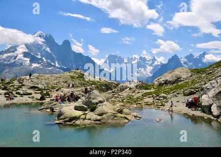 Frankreich, Haute Savoie, Chamonix Mont Blanc, Lac Blanc (weißer See) (2352 m) in die Reserve naturelle nationale des Aiguilles Rouges (Aiguilles Rouges National Nature Reserve) mit Blick auf die Aiguilles von Chamonix einschließlich der Aiguille Verte (4122 m) Stockfoto