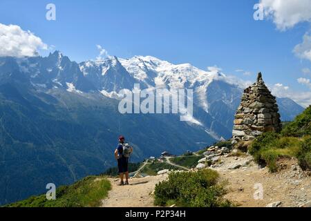 Frankreich, Haute Savoie, Chamonix Mont Blanc, Wanderung in Richtung Lac Blanc (weißer See) (2352 m) in die Reserve naturelle nationale des Aiguilles Rouges (Aiguilles Rouges National Nature Reserve) mit Blick auf den Mont Blanc und den Mont Blanc (4810 m) Stockfoto