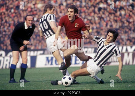 . Italiano: Campionato Italiano di Serie A 1976-77, 23 ª Giornata. Turin, Stadio Comunale, 3 aprile 1977. Juventus-Torino 1-1 (6'F. Causio, 8' S. Pulici). Il torinista Francesco Graziani (al Centro) entziehen sich Il bekämpfen di Gaetano Scirea mentre Romeo (26.1con il n. 10) è superato. L'arbitro è Il Milanese Paolo Casarin. 3. April 1977 (26. Juli 2012 (original Upload Datum)). Unbekannt (das Original uploader Danyele auf Italienisch war.) 22 Derby di Torino - Serie A 1976-1977 Stockfoto
